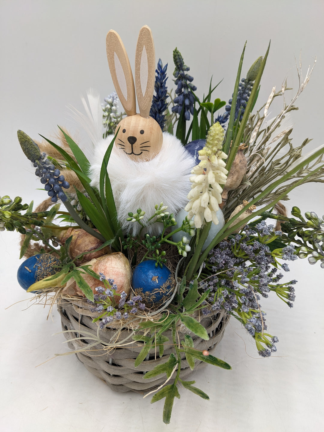 Ostergesteck Frühlingsgesteck Gräser Hase Hyazinthen blau weiss