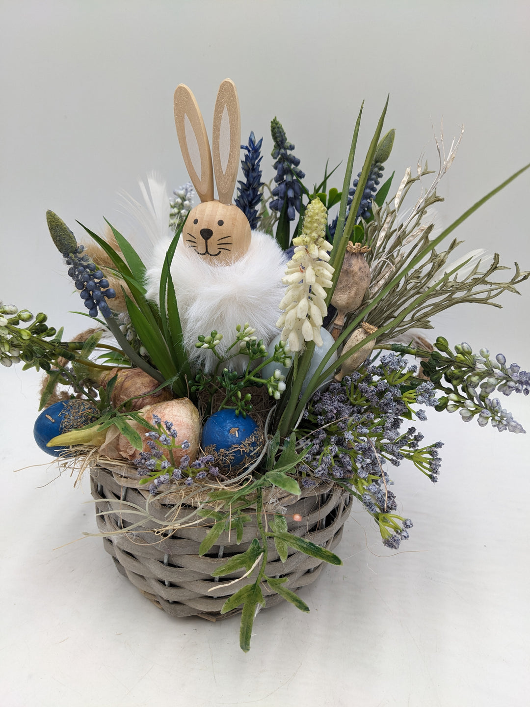 Ostergesteck Frühlingsgesteck Gräser Hase Hyazinthen blau weiss