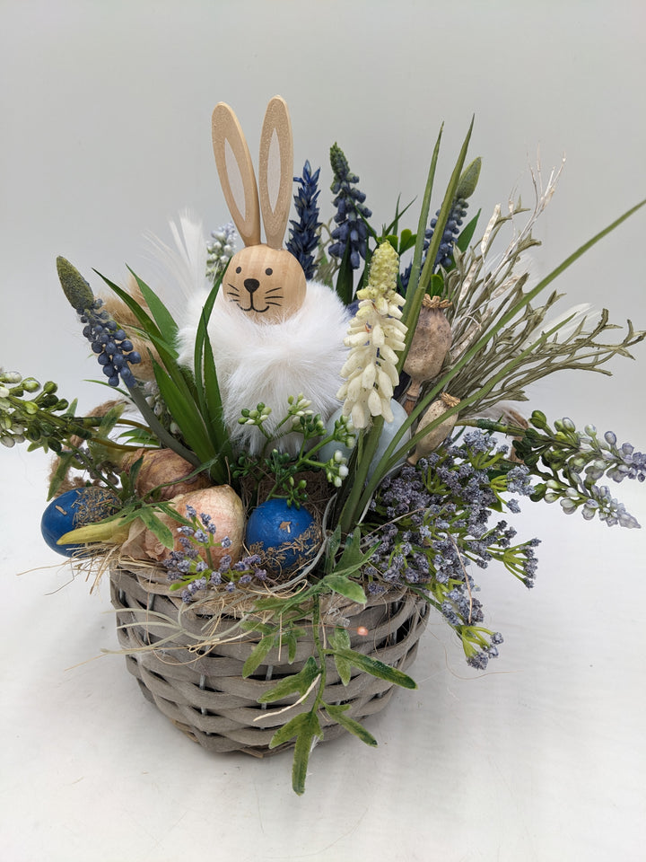 Ostergesteck Frühlingsgesteck Gräser Hase Hyazinthen blau weiss