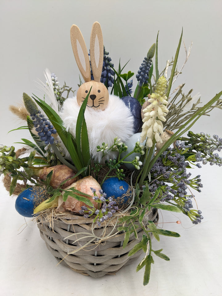 Ostergesteck Frühlingsgesteck Gräser Hase Hyazinthen blau weiss