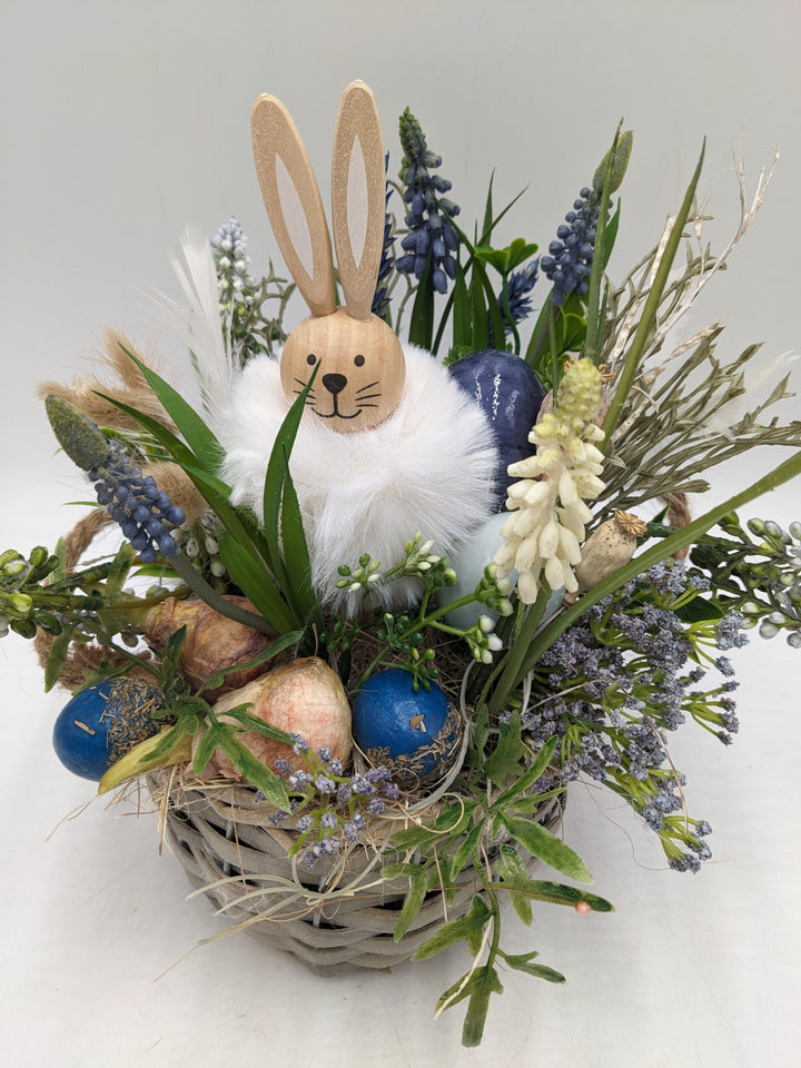 Ostergesteck Frühlingsgesteck Gräser Hase Hyazinthen blau weiss