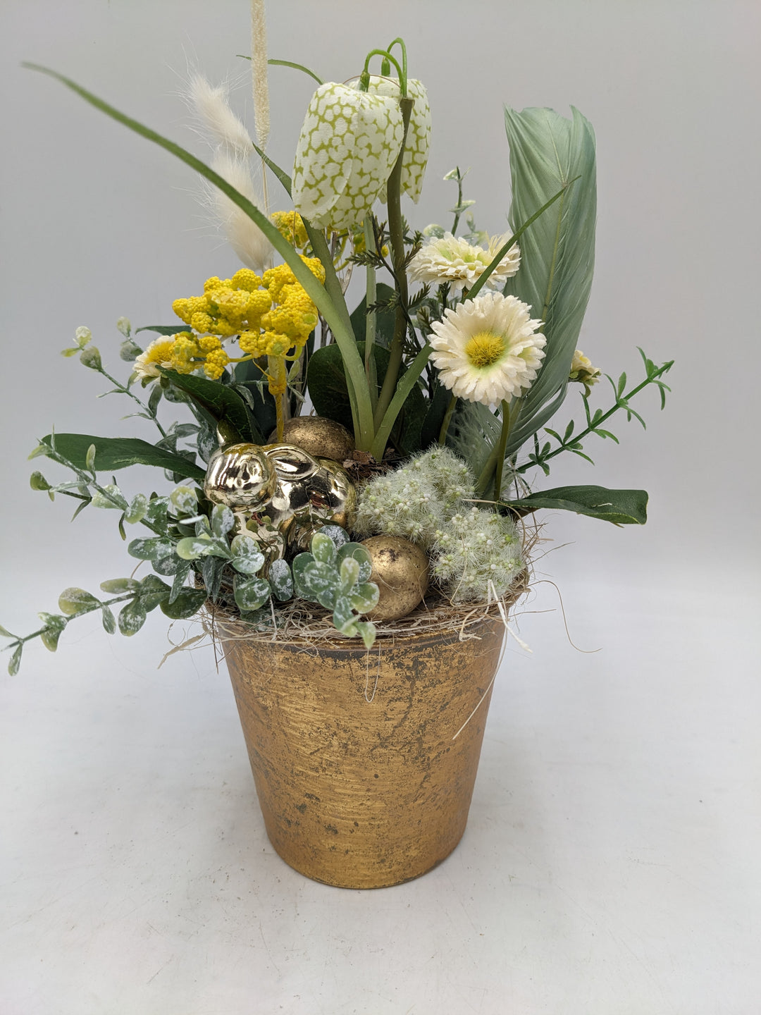 Ostergesteck Frühlingsgesteck Bellis Gräser Eier gold weiss