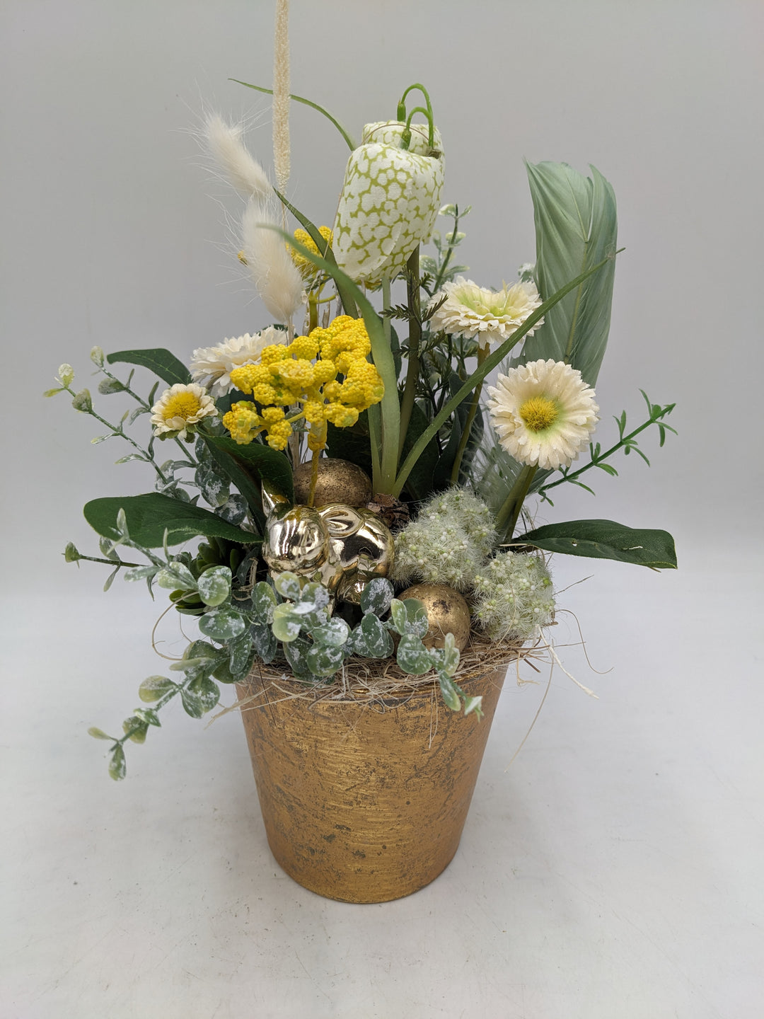 Ostergesteck Frühlingsgesteck Bellis Gräser Eier gold weiss