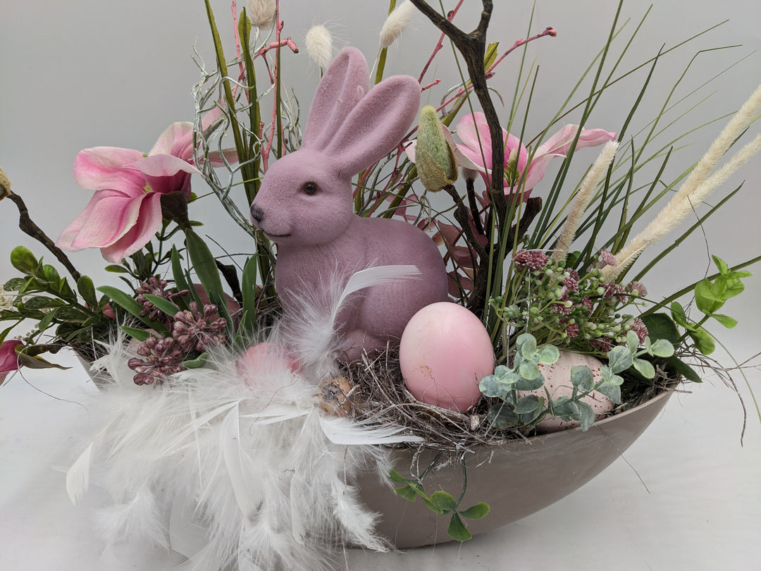 Ostergesteck Frühlingsgesteck Magnolien Federn Gräser rosa