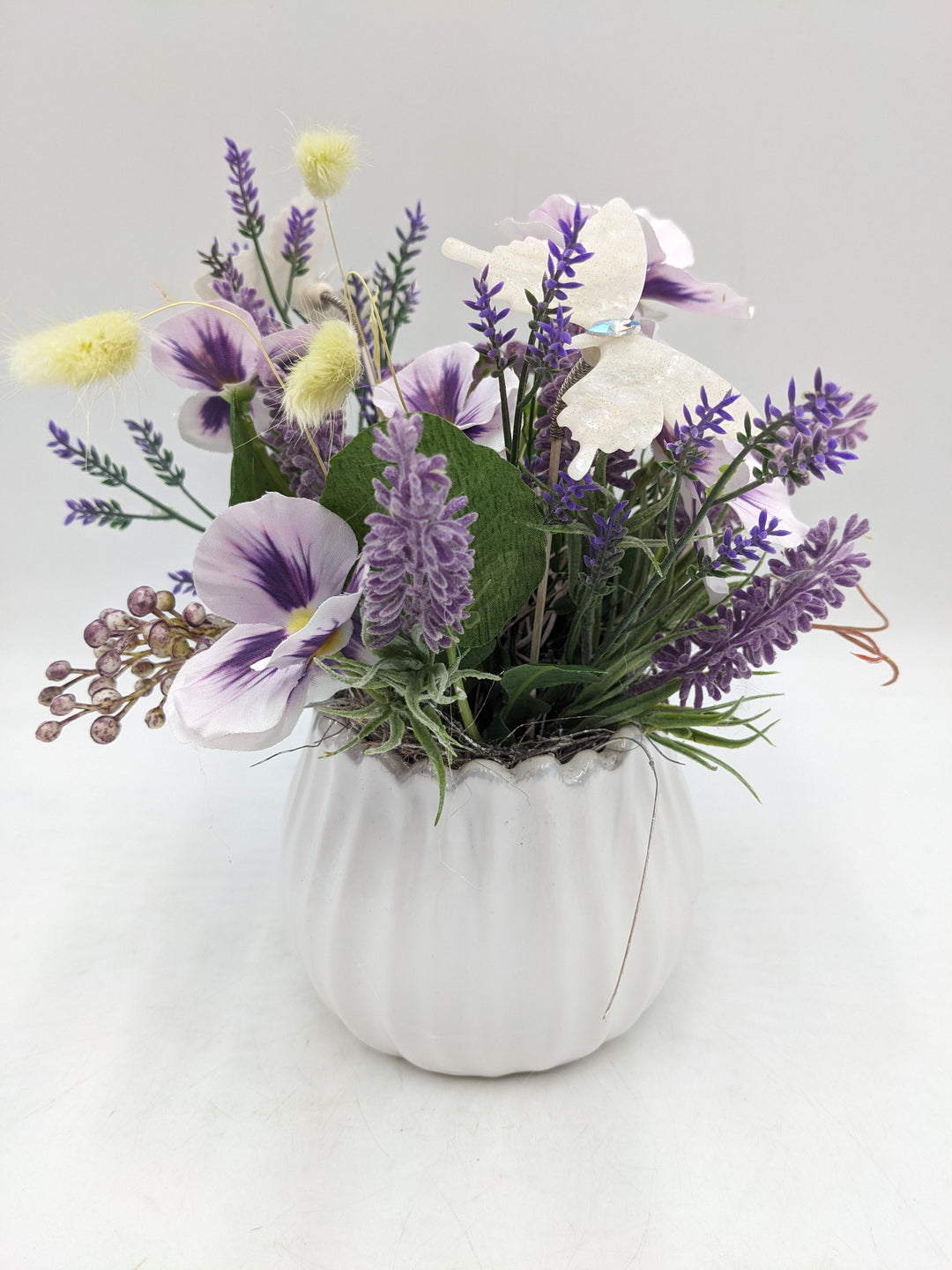 Frühlingsgesteck Hornveilchen Gräser Lavendel lila
