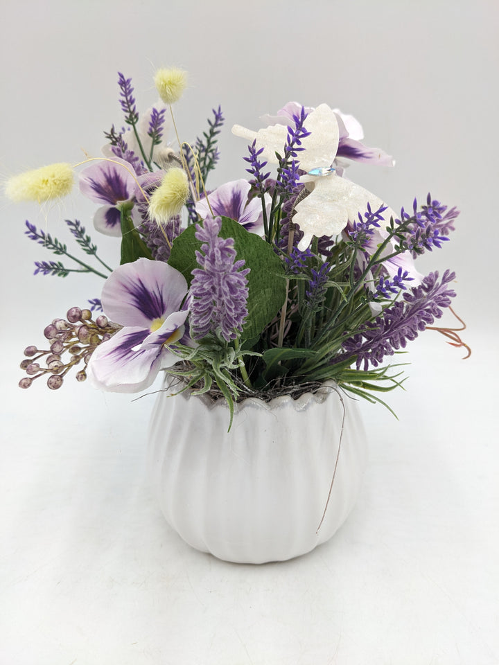 Frühlingsgesteck Hornveilchen Gräser Lavendel lila