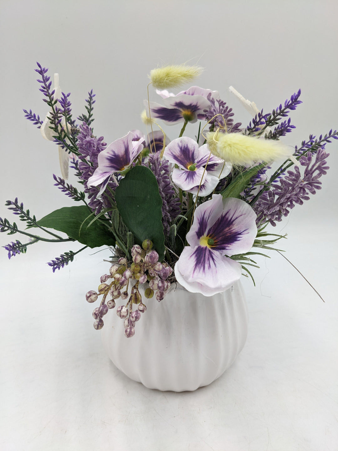 Frühlingsgesteck Hornveilchen Gräser Lavendel lila