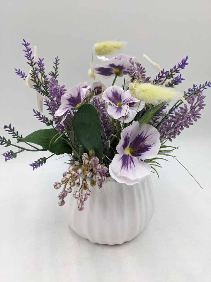 Frühlingsgesteck Hornveilchen Gräser Lavendel lila