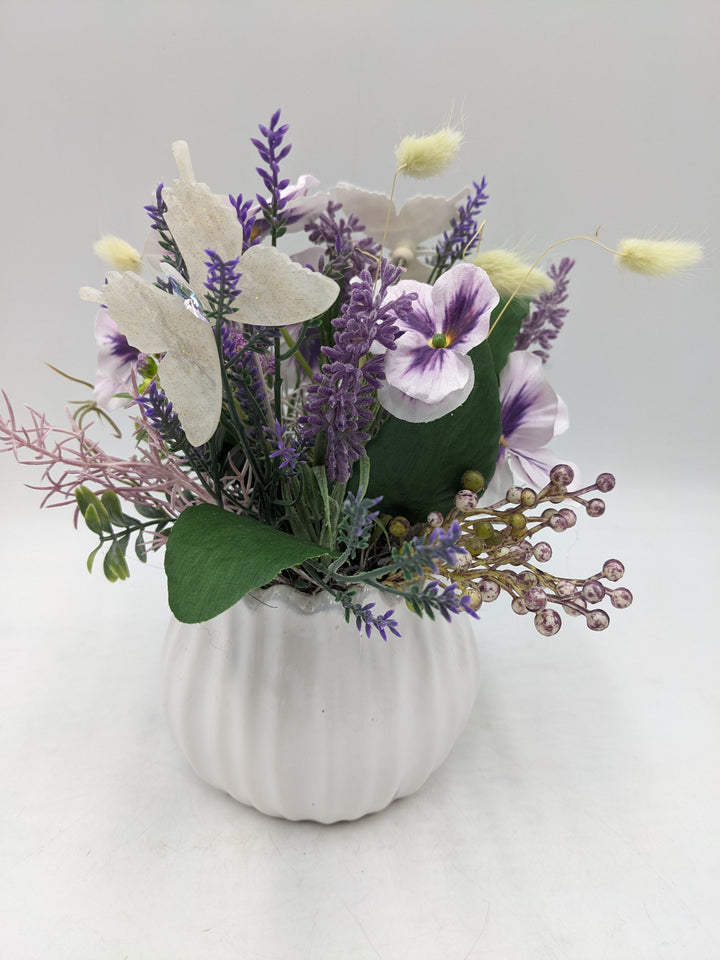 Frühlingsgesteck Hornveilchen Gräser Lavendel lila