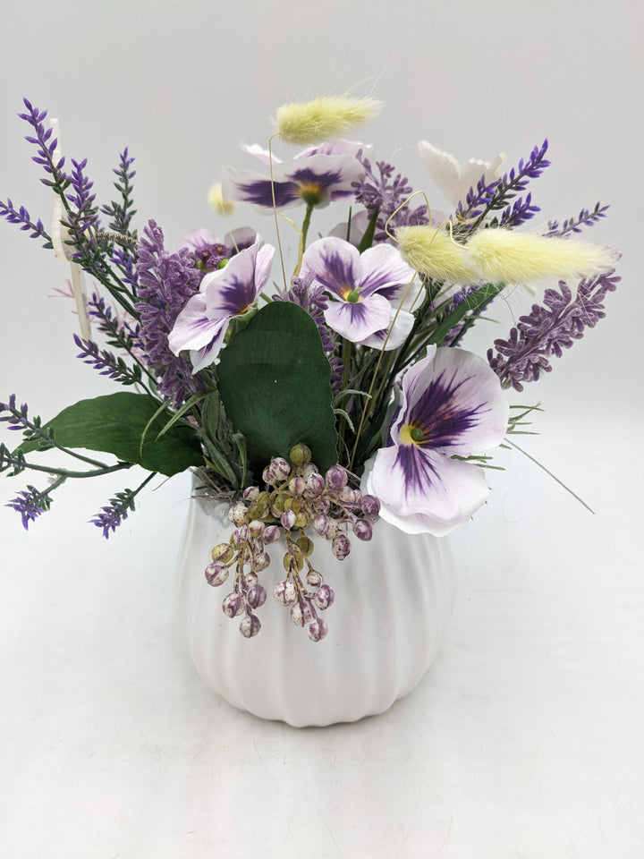Frühlingsgesteck Hornveilchen Gräser Lavendel lila