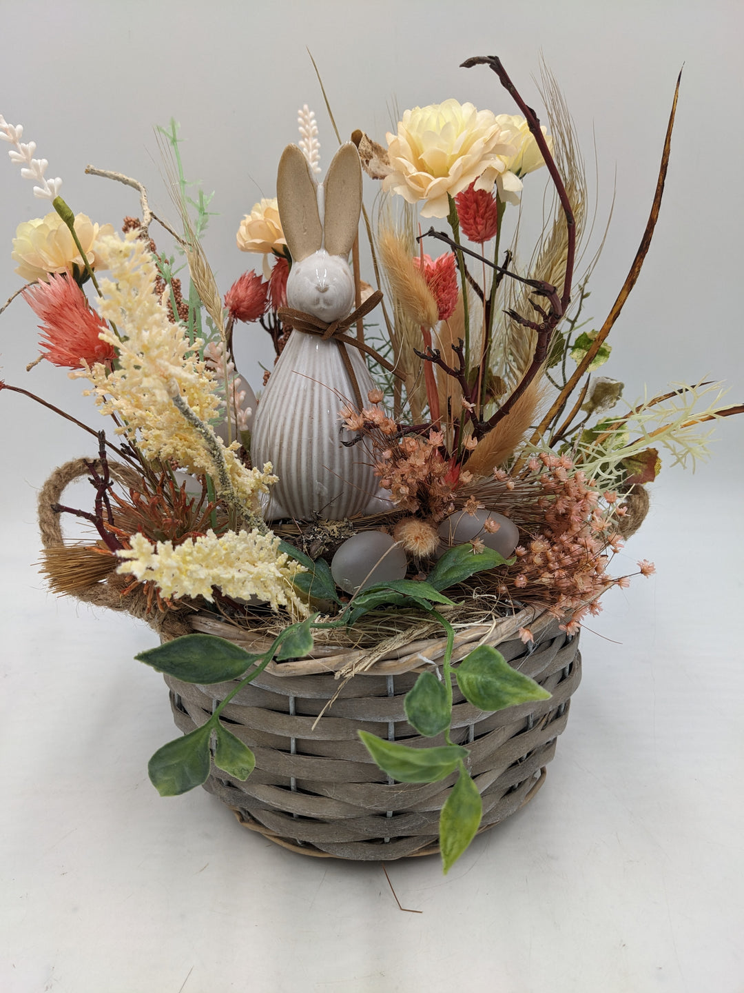 Ostergesteck Frühlingsgesteck Hase Gräser Eier apricote