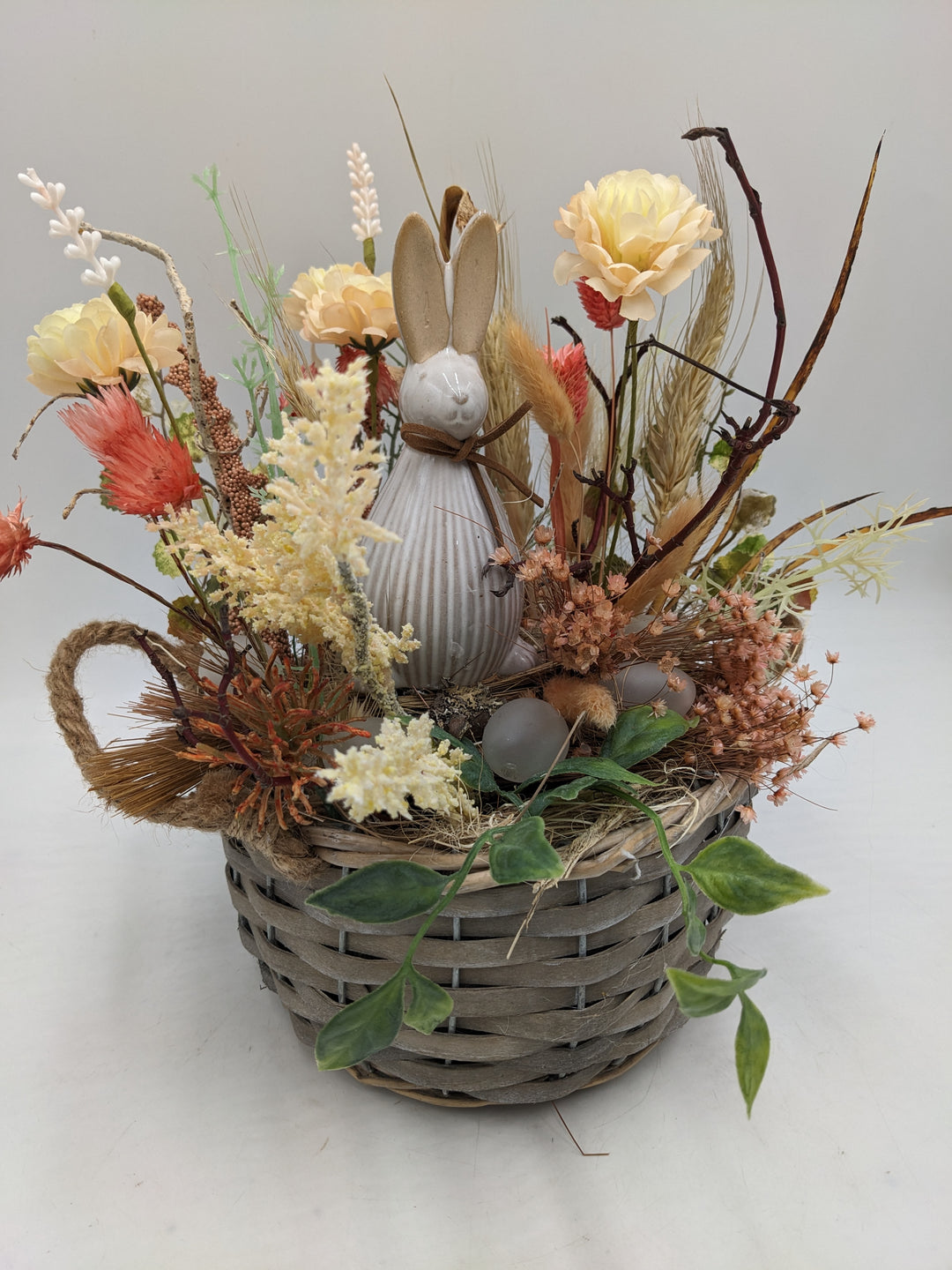 Ostergesteck Frühlingsgesteck Hase Gräser Eier apricote