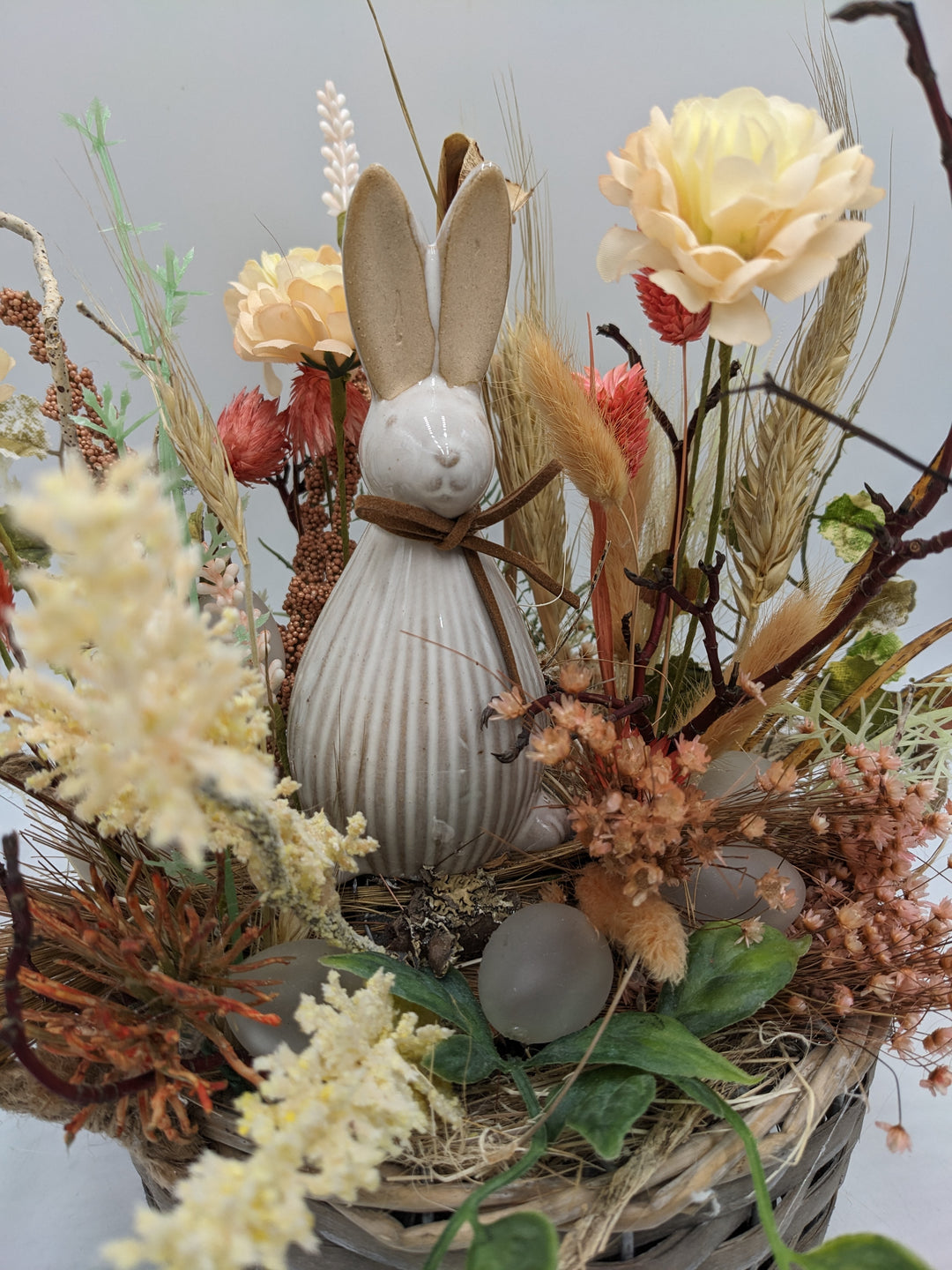 Ostergesteck Frühlingsgesteck Hase Gräser Eier apricote