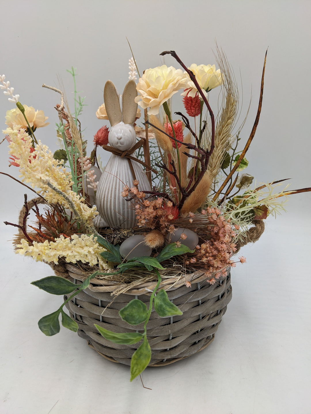 Ostergesteck Frühlingsgesteck Hase Gräser Eier apricote