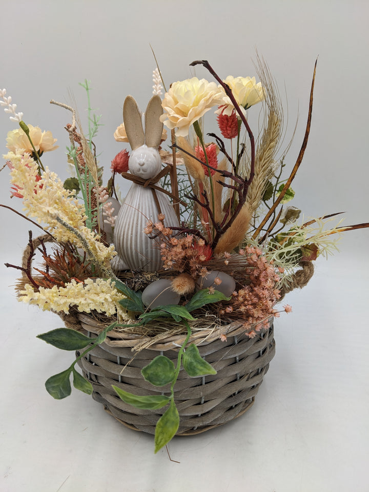 Ostergesteck Frühlingsgesteck Hase Gräser Eier apricote