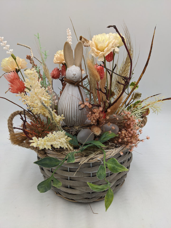 Ostergesteck Frühlingsgesteck Hase Gräser Eier apricote