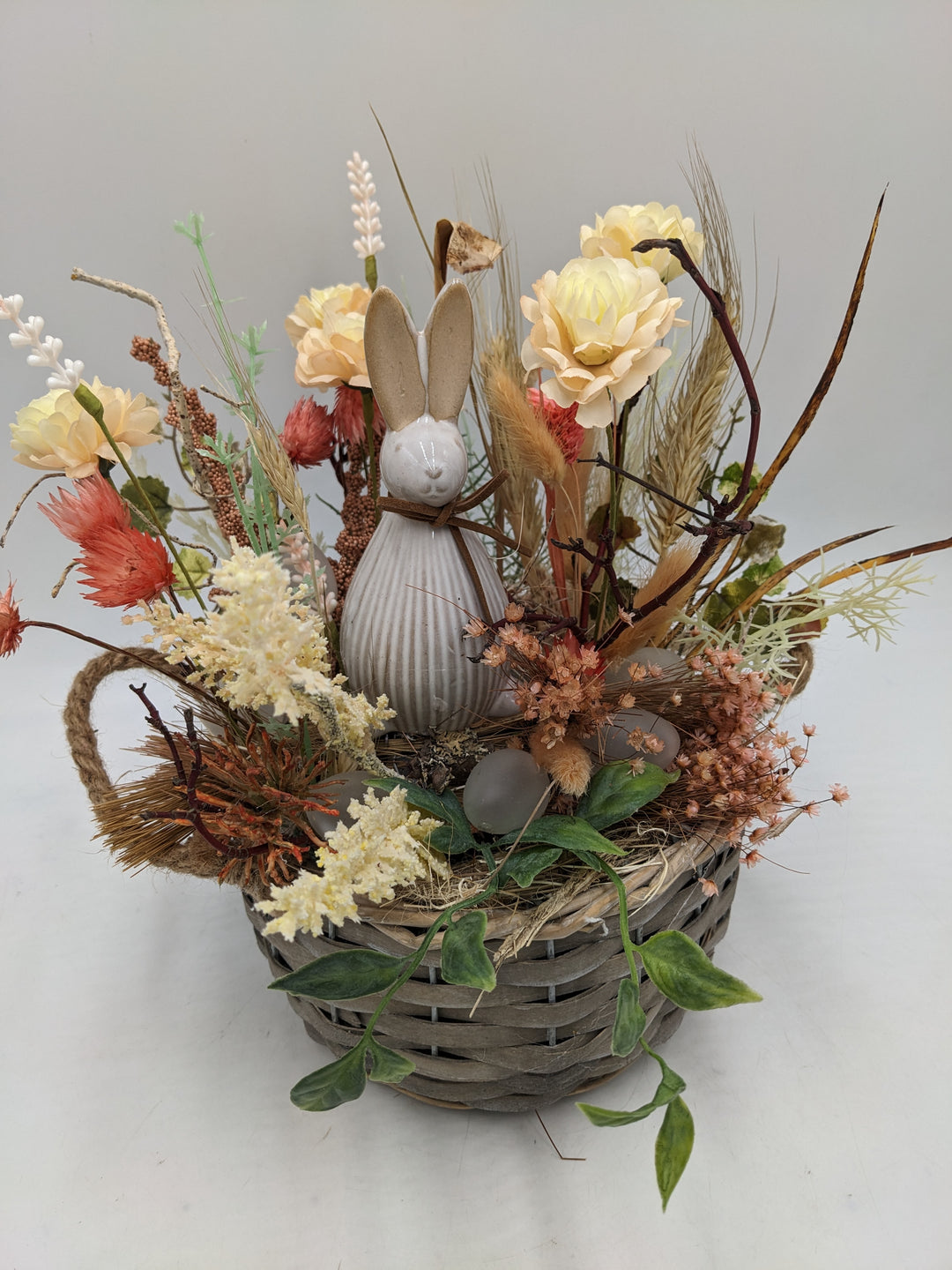 Ostergesteck Frühlingsgesteck Hase Gräser Eier apricote