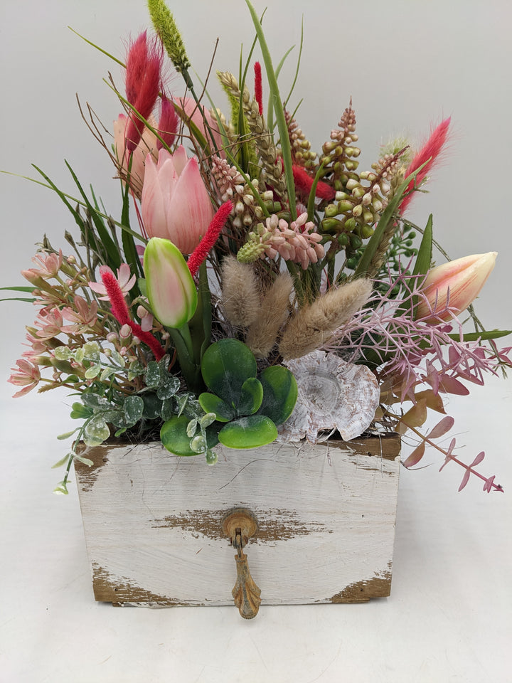 Frühlingsgesteck Tulpen Hyazinthen Gräser rosa