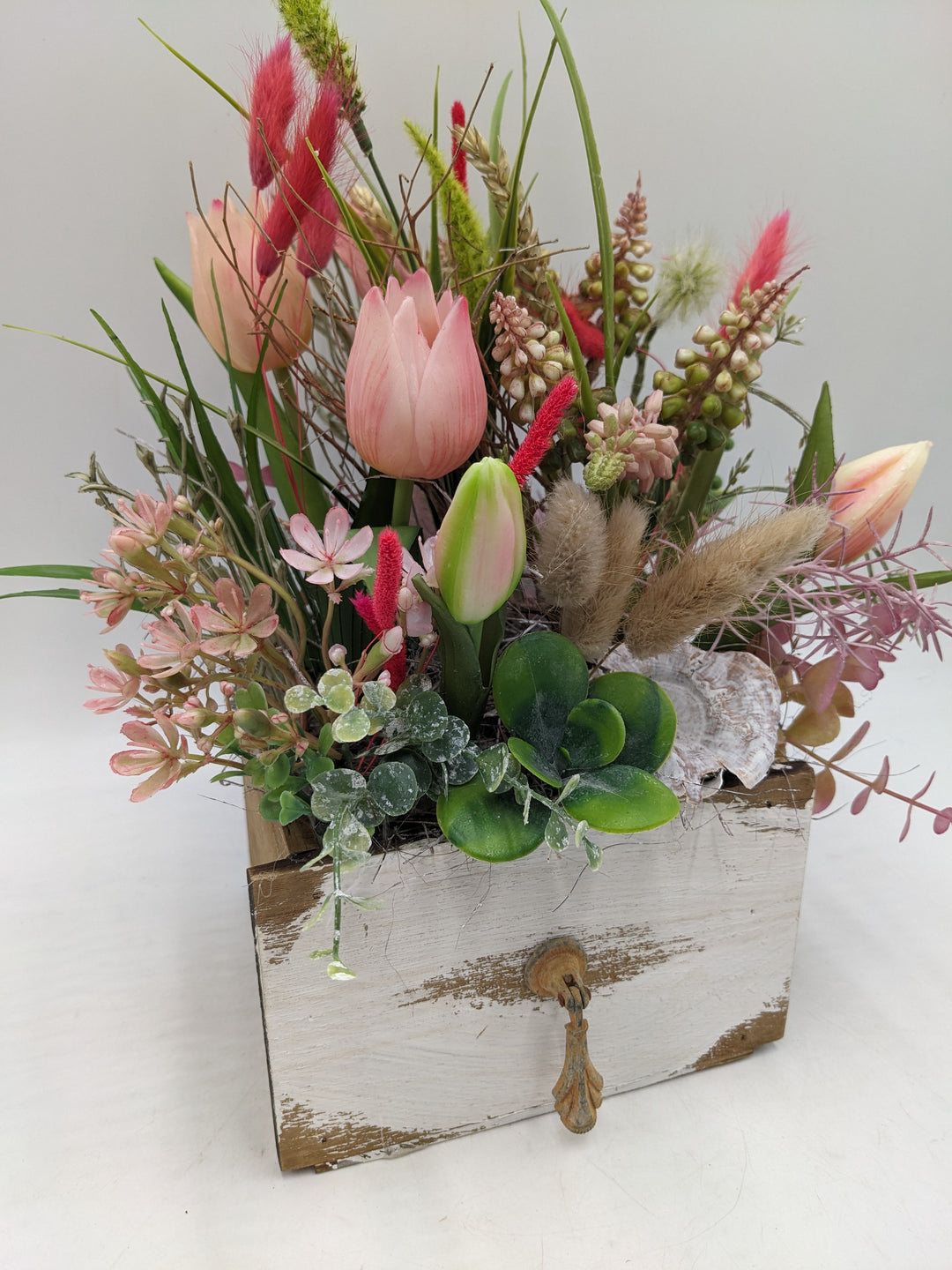 Frühlingsgesteck Tulpen Hyazinthen Gräser rosa