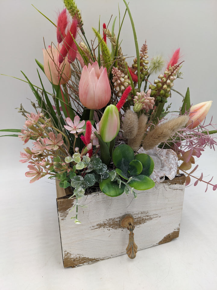 Frühlingsgesteck Tulpen Hyazinthen Gräser rosa