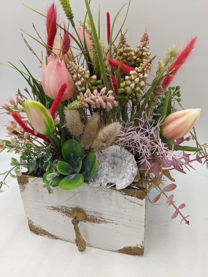Frühlingsgesteck Tulpen Hyazinthen Gräser rosa