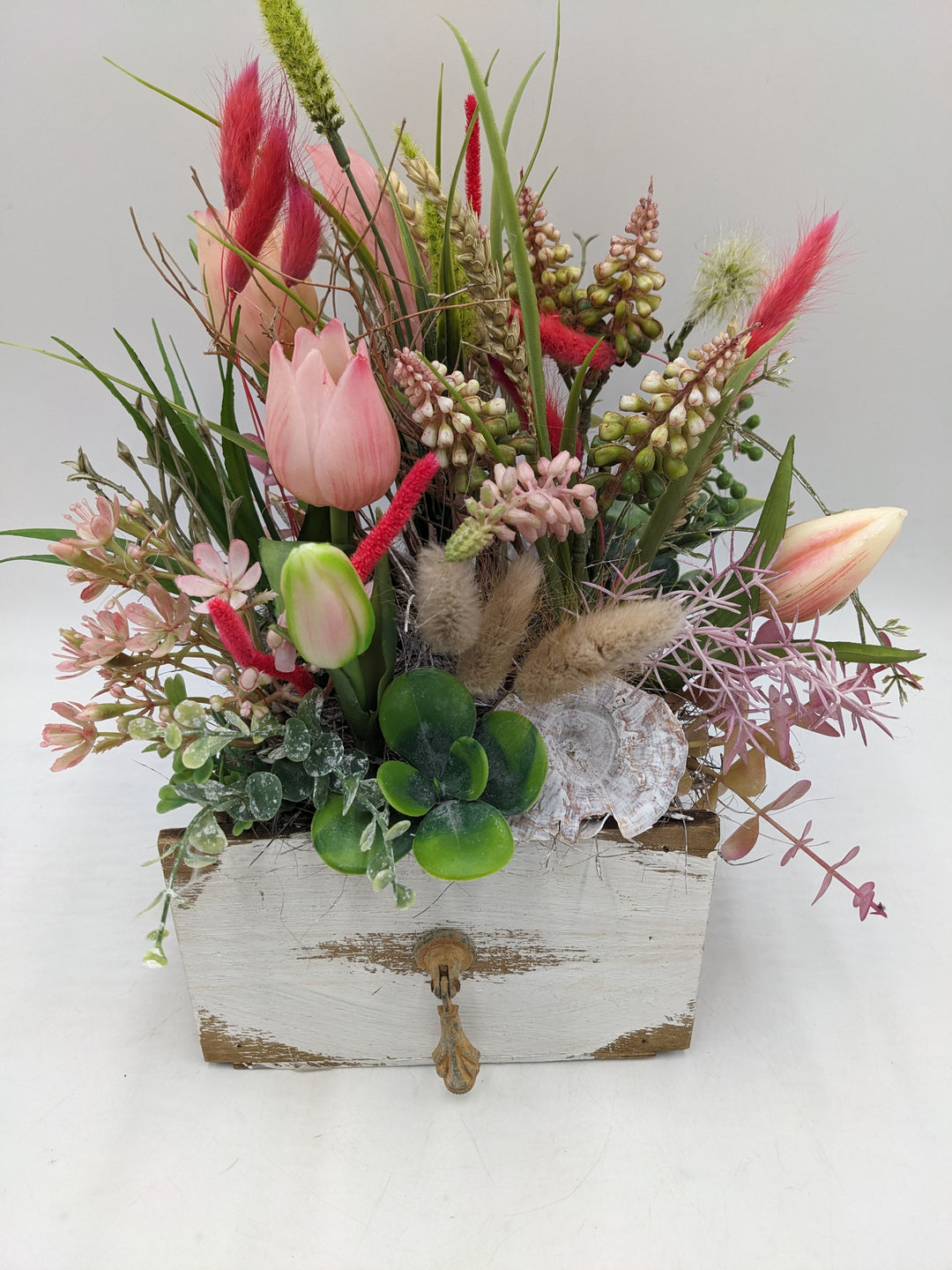 Frühlingsgesteck Tulpen Hyazinthen Gräser rosa