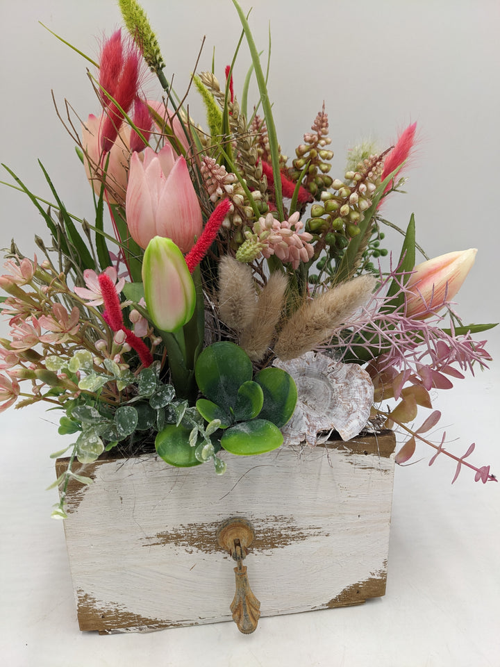 Frühlingsgesteck Tulpen Hyazinthen Gräser rosa