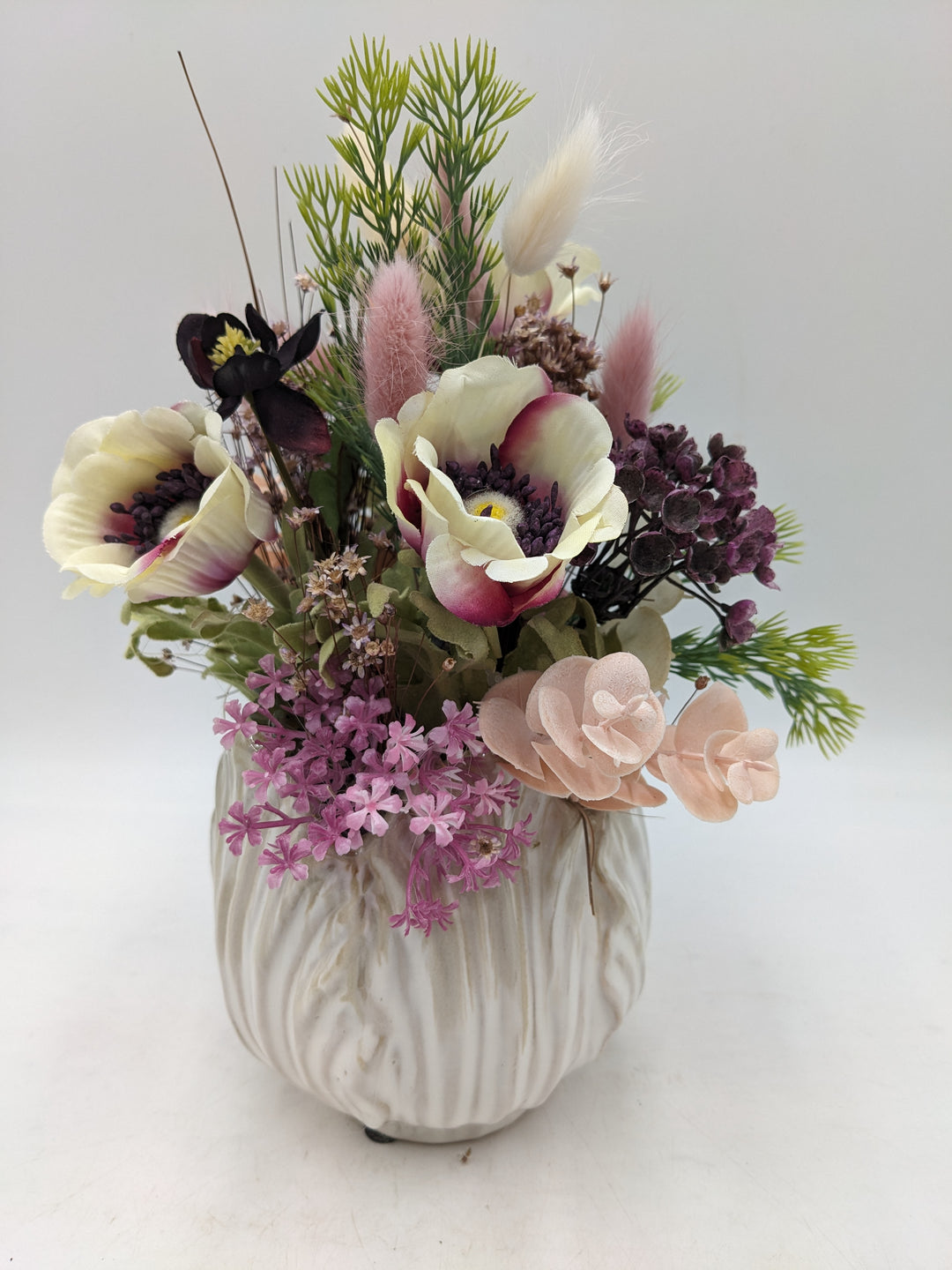 Frühlingsgesteck Anemonen Gräser lila rosa