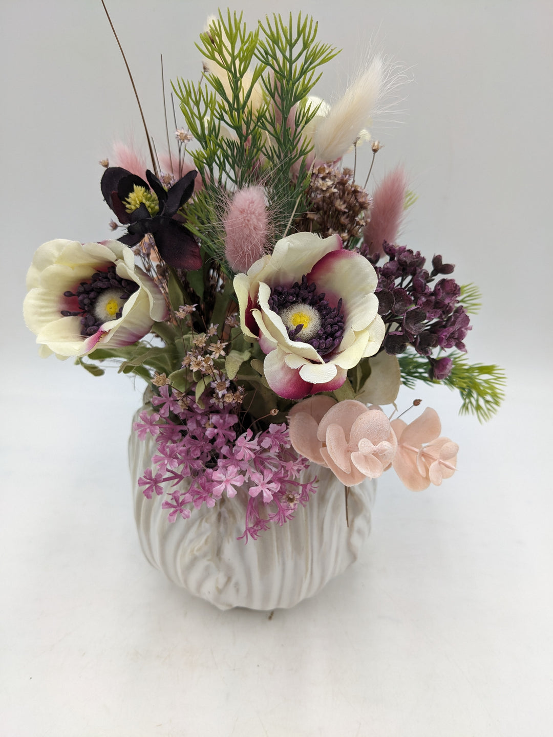 Frühlingsgesteck Anemonen Gräser lila rosa