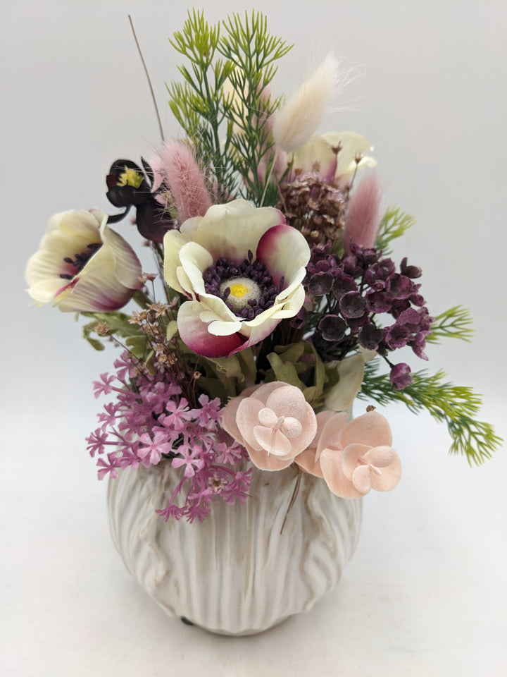 Frühlingsgesteck Anemonen Gräser lila rosa