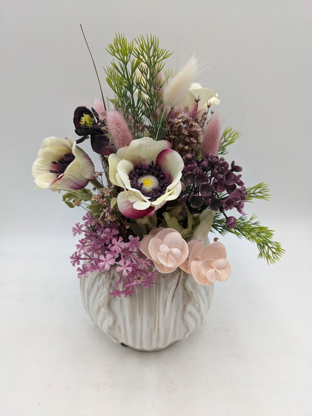 Frühlingsgesteck Anemonen Gräser lila rosa