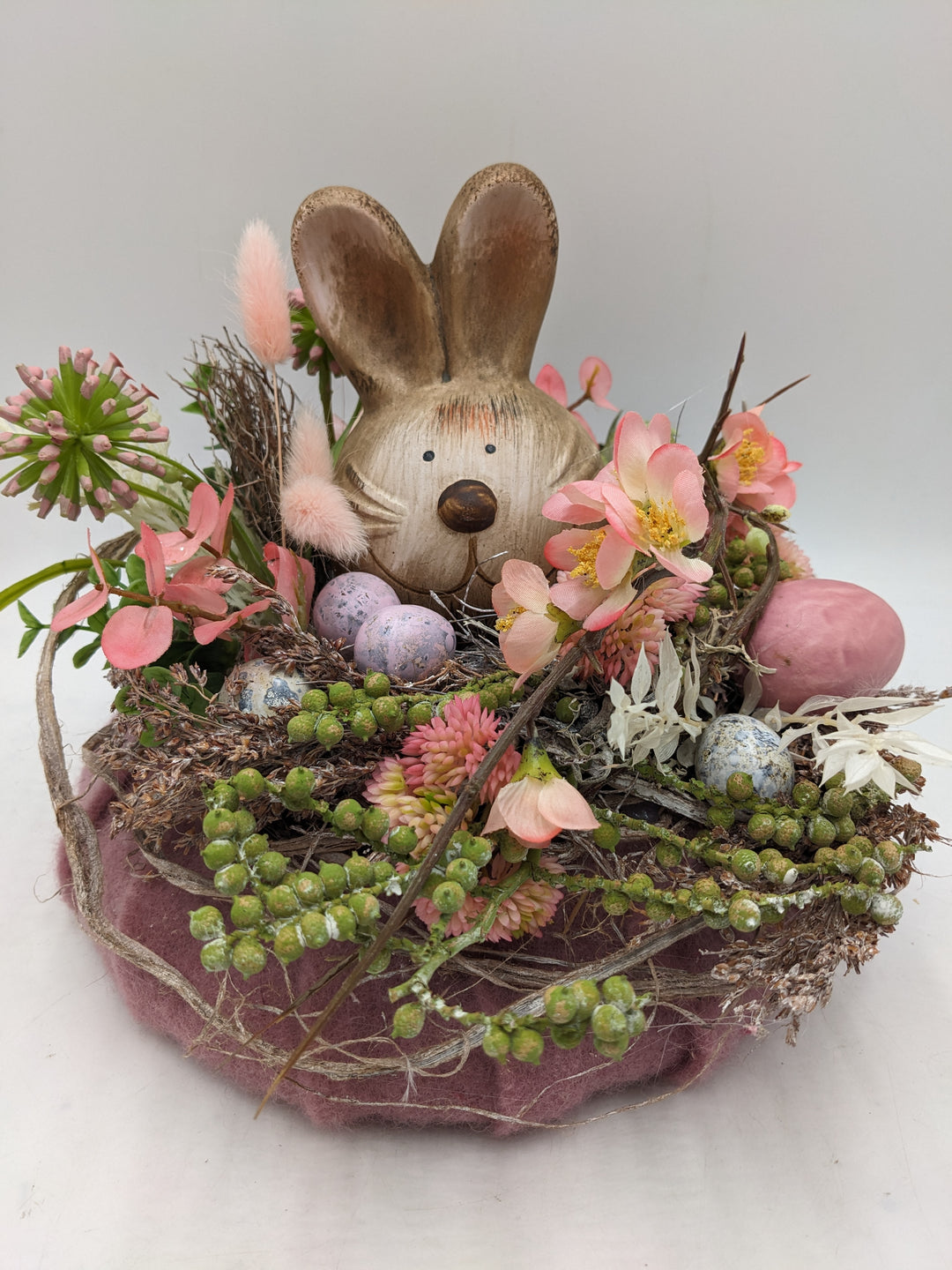 Ostergesteck Frühlingsgesteck Sedum Eier Hase Gräser rosa