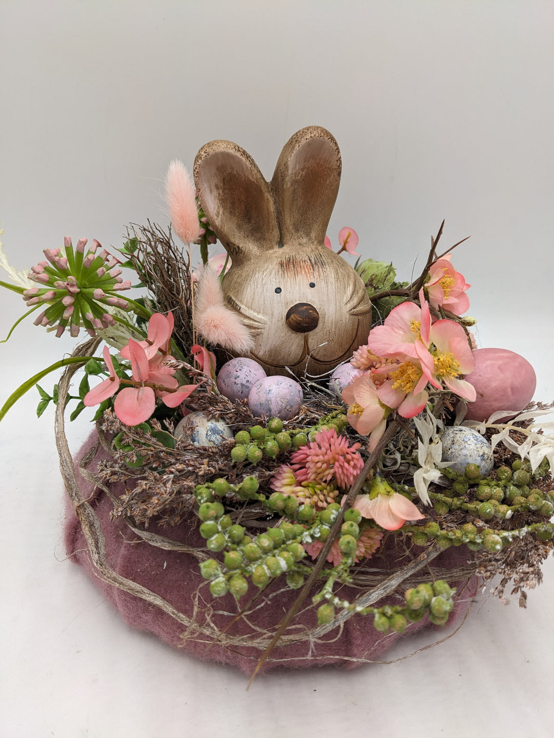 Ostergesteck Frühlingsgesteck Sedum Eier Hase Gräser rosa