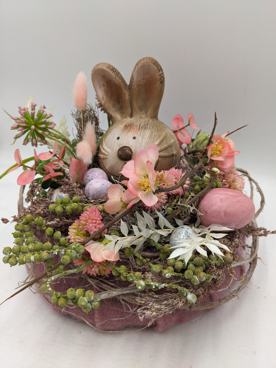 Ostergesteck Frühlingsgesteck Sedum Eier Hase Gräser rosa