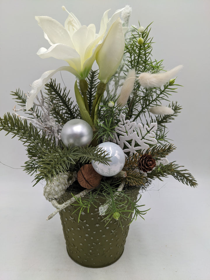 Wintergesteck Amaryllis Tanne Nüsse weiss