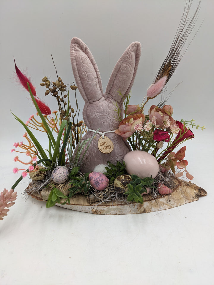 Ostergesteck Frühlingsgesteck Gräser Ranunkel rosa