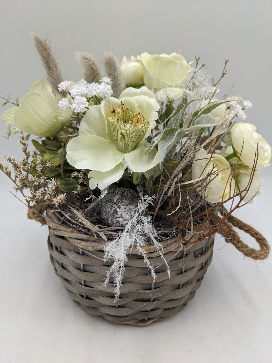 Frühlingesteck Anemone Ranunkel weiss