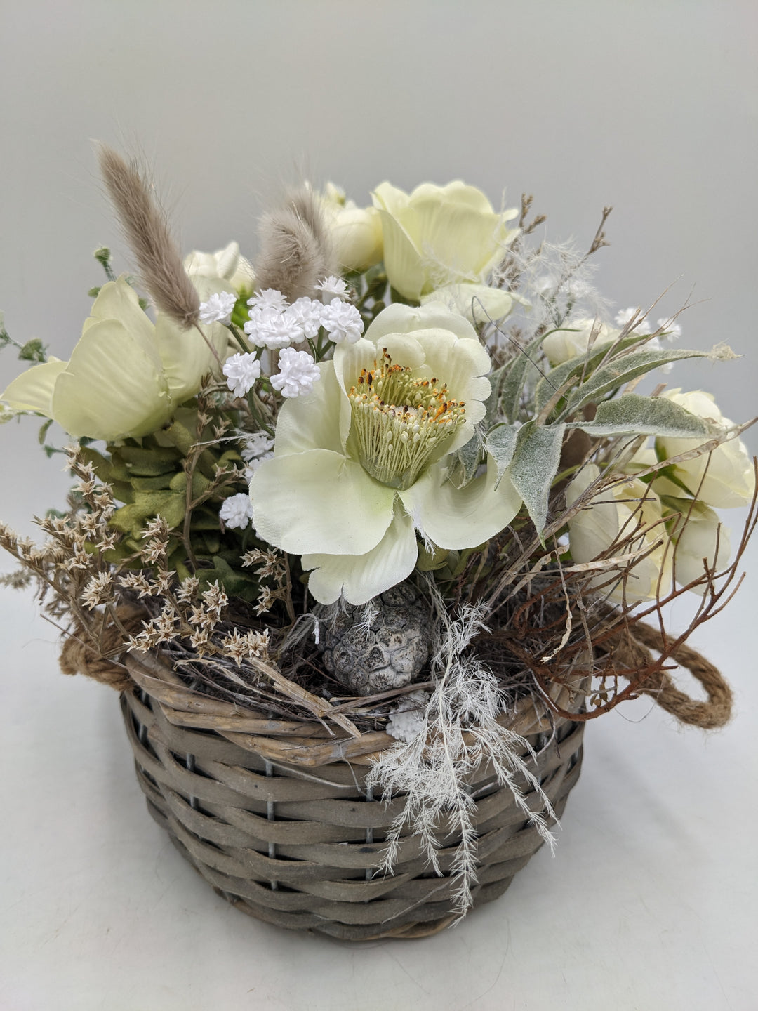 Frühlingesteck Anemone Ranunkel weiss