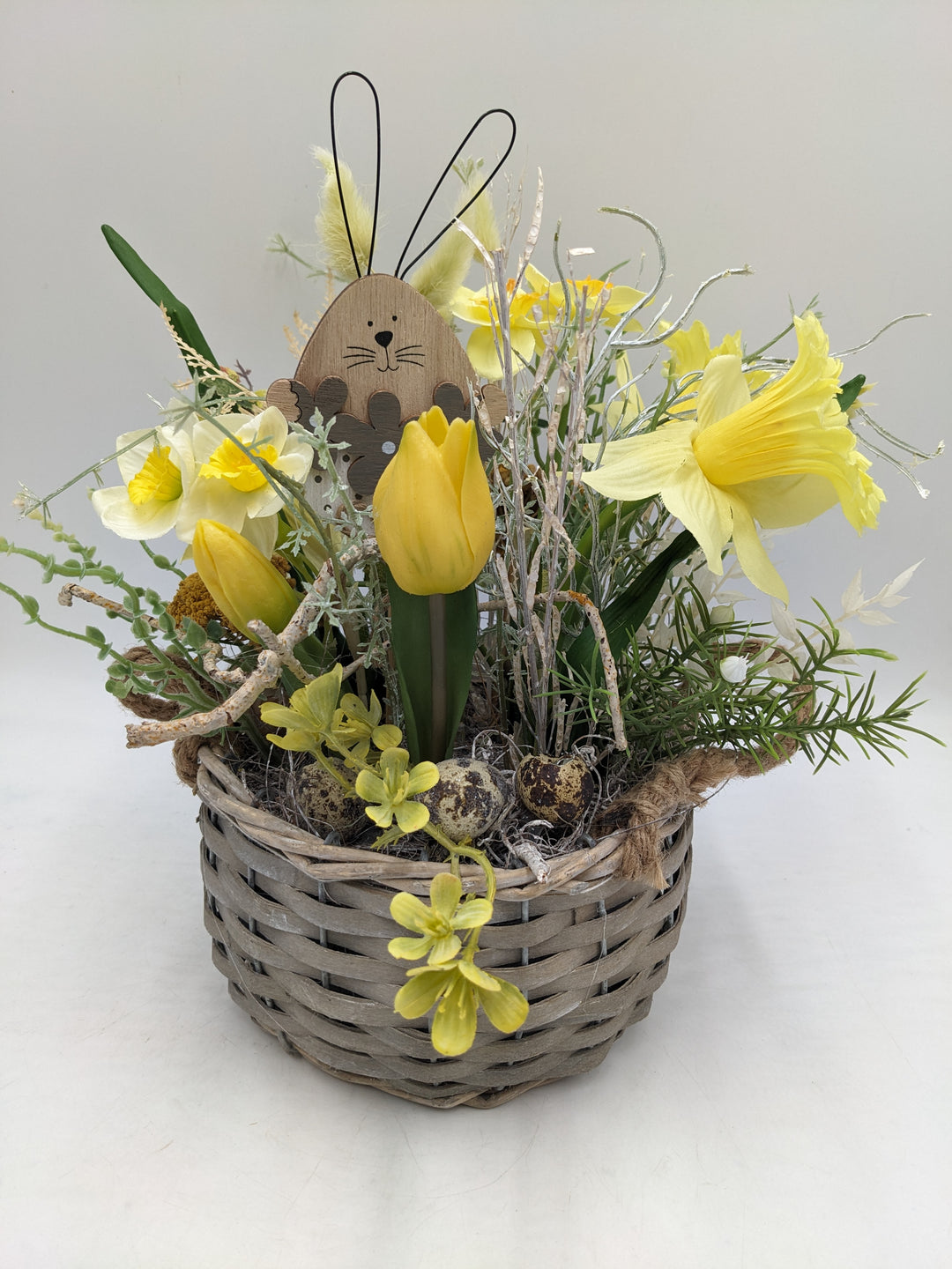 Ostergesteck Frühlingsgesteck Tulpen Gräser Hase gelb