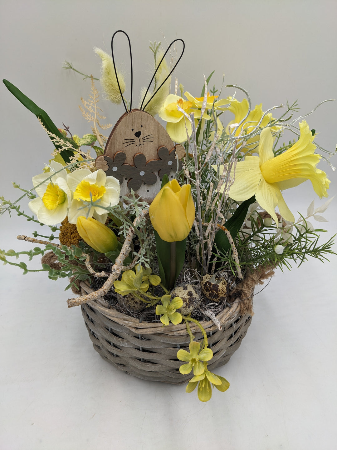 Ostergesteck Frühlingsgesteck Tulpen Gräser Hase gelb