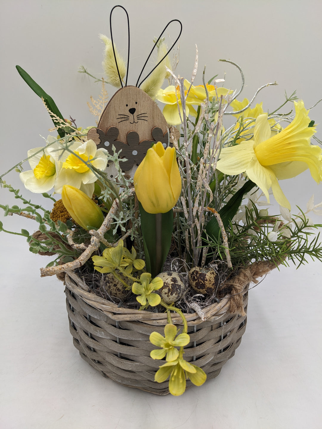 Ostergesteck Frühlingsgesteck Tulpen Gräser Hase gelb