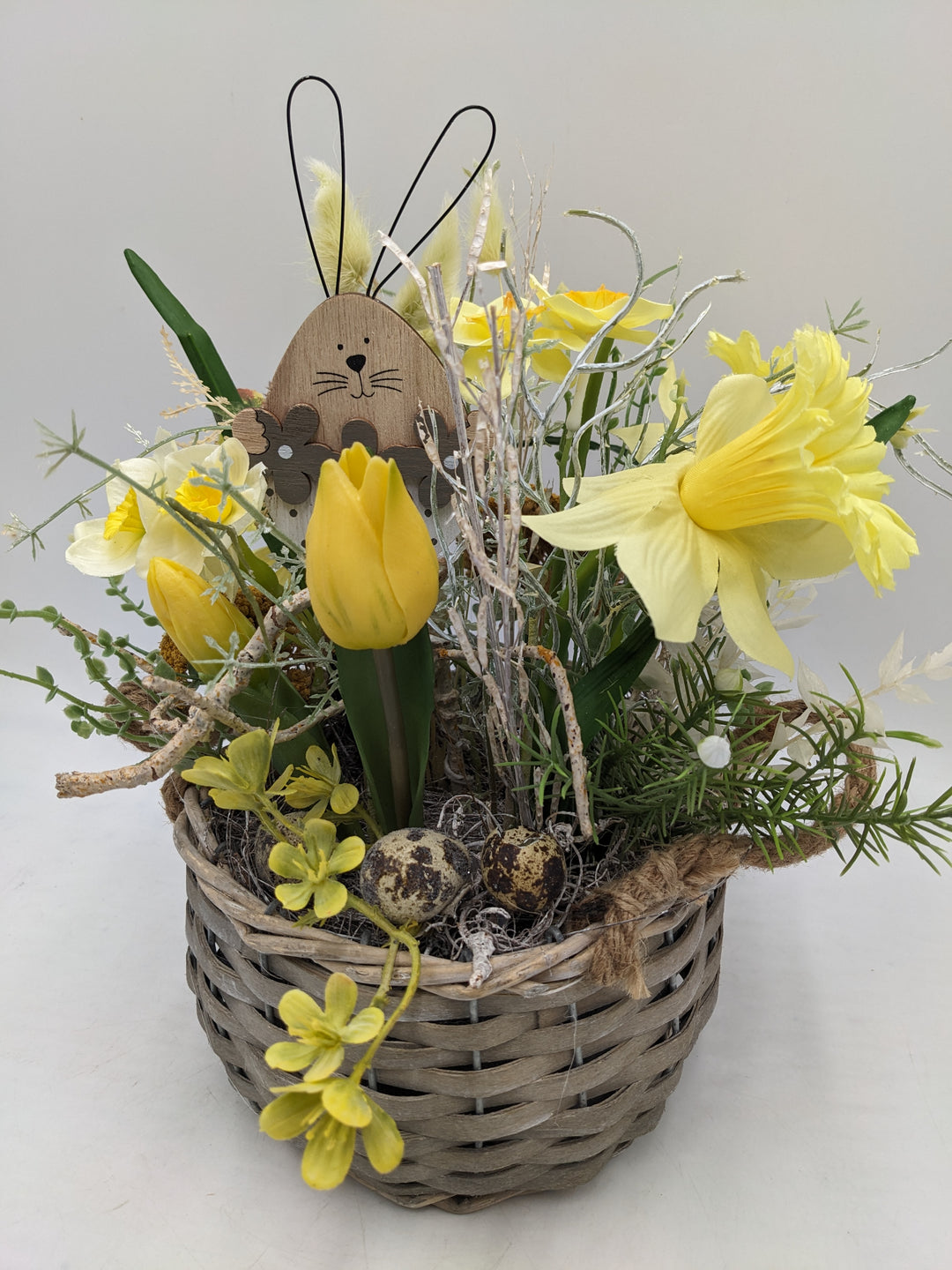 Ostergesteck Frühlingsgesteck Tulpen Gräser Hase gelb