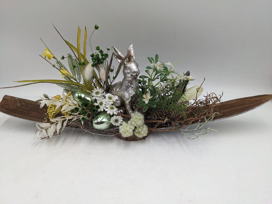 Ostergesteck Frühlingsgesteck Gräser Hase silber grün