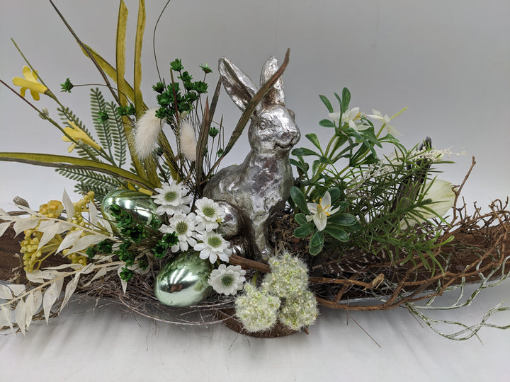 Ostergesteck Frühlingsgesteck Gräser Hase silber grün