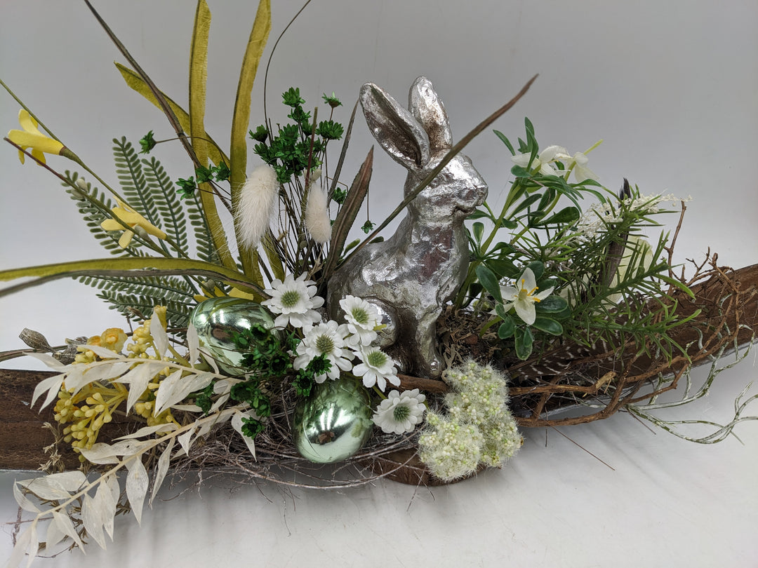 Ostergesteck Frühlingsgesteck Gräser Hase silber grün