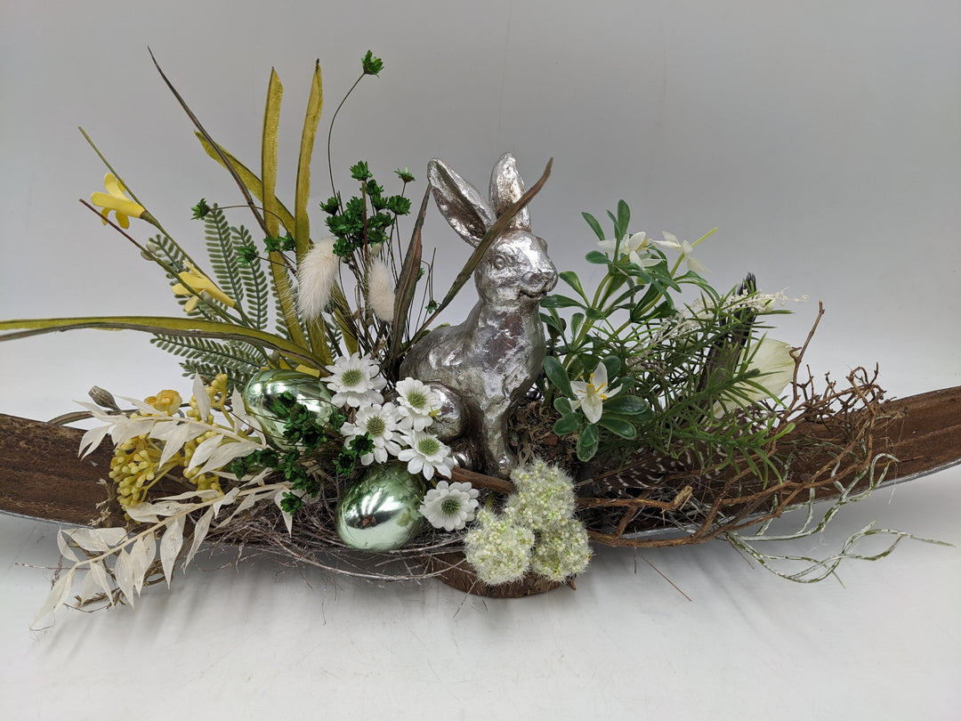Ostergesteck Frühlingsgesteck Gräser Hase silber grün
