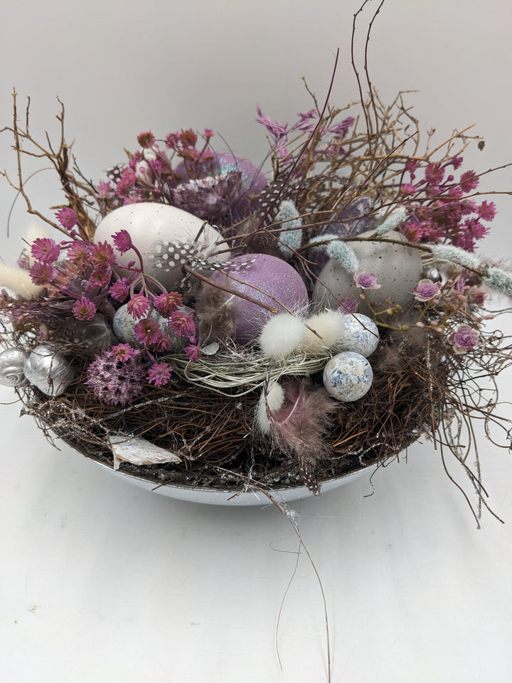 Ostergesteck Frühlingsgesteck Nest Federn Kätzchen lila