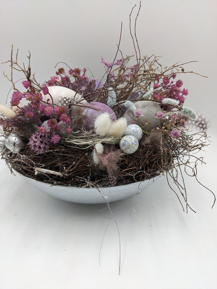 Ostergesteck Frühlingsgesteck Nest Federn Kätzchen lila