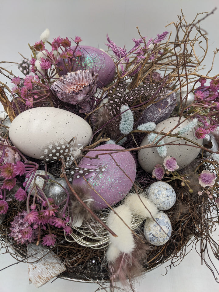 Ostergesteck Frühlingsgesteck Nest Federn Kätzchen lila