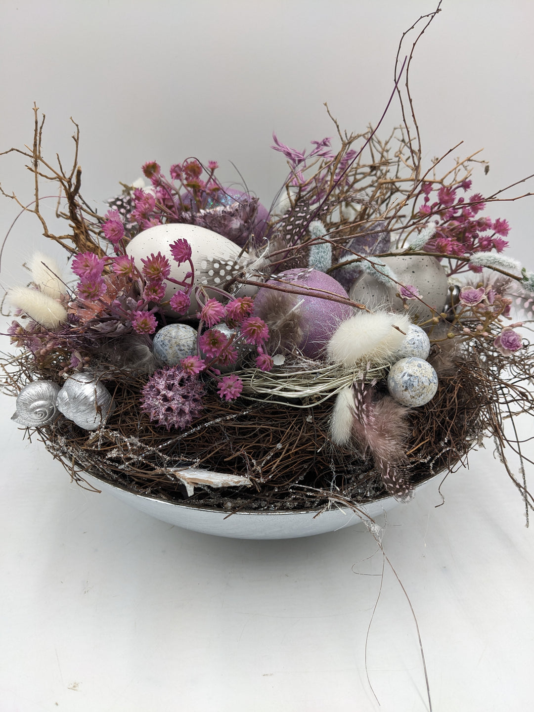 Ostergesteck Frühlingsgesteck Nest Federn Kätzchen lila